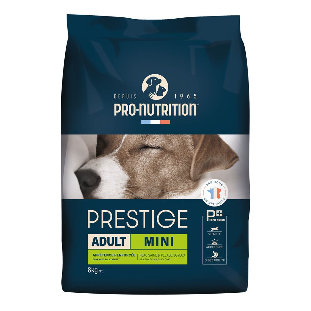 Food for small breed adult dogs A bag weighing 8 kilograms