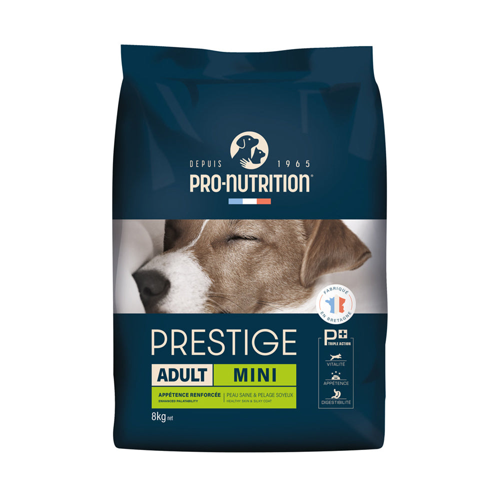 Food for small breed adult dogs A bag weighing 8 kilograms